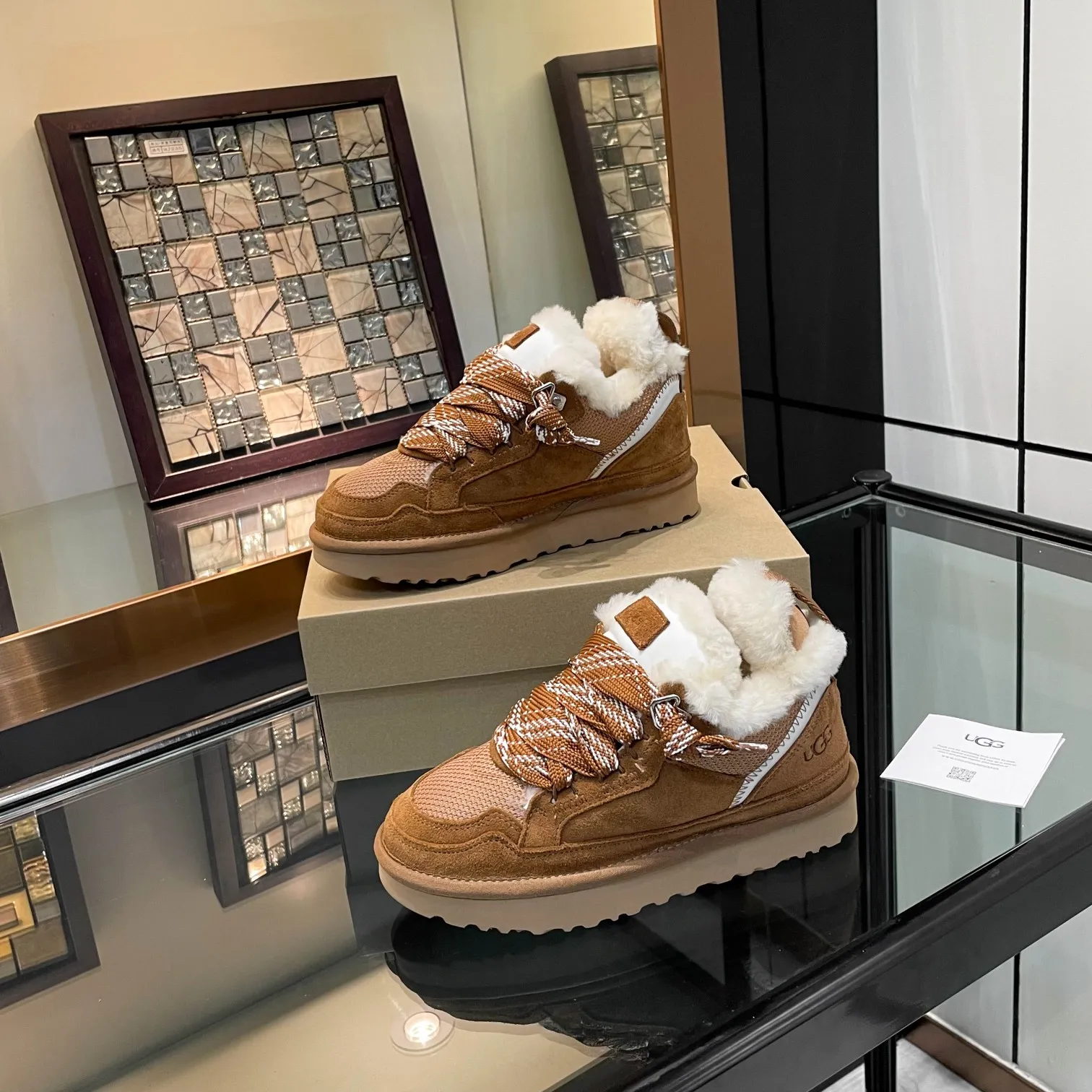 Men's shoes for P580! UGG~25vs popular platform thick-soled casual shoes series... [Round-toe thick-soled casual shoes] A shoe that does not clash with shirts, simple partition design ➕ spotted outsole, silk curls on the upper, a must-have for autumn and winter, can be worn with any pants or skirt, very comfortable and beautiful on the feet... ❶Material: Original customized cow ➕Breathable mesh ❷Inner lining: Original customized wool ❸ Foot pads: Original customized sheepskin ❹Outsole: Original molded wear-resistant velvet foam outsole ❺Number of codes: 35-41 ❻Packaging: Original full set of packaging ☀Color: Official website updated simultaneously
